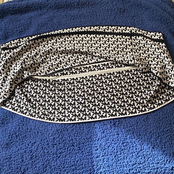 Michael Kors reversible infinity logo scarf - Picture 4 of 4